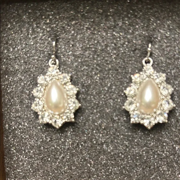 Elegant Silver and Pearl Drop Earrings…open to offers. U can bundle - Picture 2 of 6